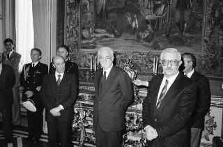Il Presidente della Repubblica Francesco Cossiga incontra l'on. Antonino Gullotti, Ministro per i beni culturali ed ambientali, con gli studenti vincitori del concorso nazionale per una ricerca bibliografica