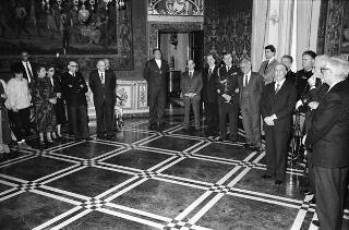 Il Presidente della Repubblica Francesco Cossiga incontra l'on. Antonino Gullotti, Ministro per i beni culturali ed ambientali, con gli studenti vincitori del concorso nazionale per una ricerca bibliografica