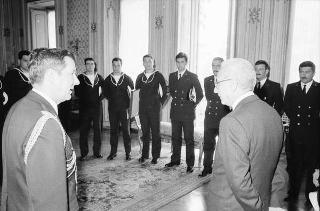 Incontro del Presidente della Repubblica Francesco Cossiga con una delegazione di allievi della Scuola CEMM di La Maddalena, in servizio di Guardia d'Onore al Palazzo del Quirinale