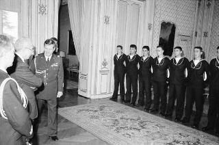 Incontro del Presidente della Repubblica Francesco Cossiga con una delegazione di allievi della Scuola CEMM di La Maddalena, in servizio di Guardia d'Onore al Palazzo del Quirinale