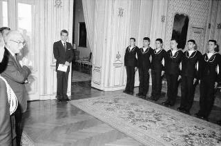 Incontro del Presidente della Repubblica Francesco Cossiga con una delegazione di allievi della Scuola CEMM di La Maddalena, in servizio di Guardia d'Onore al Palazzo del Quirinale