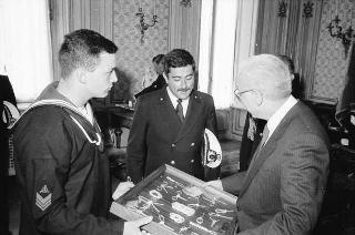 Incontro del Presidente della Repubblica Francesco Cossiga con una delegazione di allievi della Scuola CEMM di La Maddalena, in servizio di Guardia d'Onore al Palazzo del Quirinale
