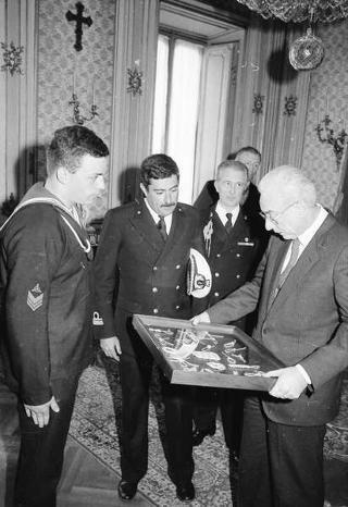 Incontro del Presidente della Repubblica Francesco Cossiga con una delegazione di allievi della Scuola CEMM di La Maddalena, in servizio di Guardia d'Onore al Palazzo del Quirinale