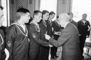 Incontro del Presidente della Repubblica Francesco Cossiga con una delegazione di allievi della Scuola CEMM di La Maddalena, in servizio di Guardia d'Onore al Palazzo del Quirinale