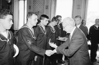 Incontro del Presidente della Repubblica Francesco Cossiga con una delegazione di allievi della Scuola CEMM di La Maddalena, in servizio di Guardia d'Onore al Palazzo del Quirinale