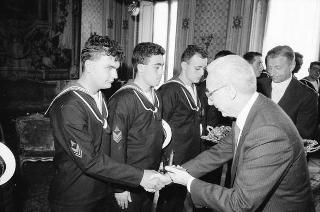 Incontro del Presidente della Repubblica Francesco Cossiga con una delegazione di allievi della Scuola CEMM di La Maddalena, in servizio di Guardia d'Onore al Palazzo del Quirinale