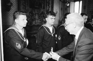 Incontro del Presidente della Repubblica Francesco Cossiga con una delegazione di allievi della Scuola CEMM di La Maddalena, in servizio di Guardia d'Onore al Palazzo del Quirinale