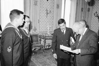 Incontro del Presidente della Repubblica Francesco Cossiga con una delegazione di allievi della Scuola CEMM di La Maddalena, in servizio di Guardia d'Onore al Palazzo del Quirinale