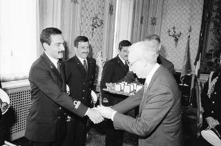 Incontro del Presidente della Repubblica Francesco Cossiga con una delegazione di allievi della Scuola CEMM di La Maddalena, in servizio di Guardia d'Onore al Palazzo del Quirinale