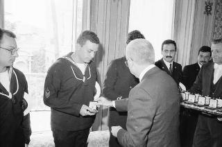 Incontro del Presidente della Repubblica Francesco Cossiga con una delegazione di allievi della Scuola CEMM di La Maddalena, in servizio di Guardia d'Onore al Palazzo del Quirinale