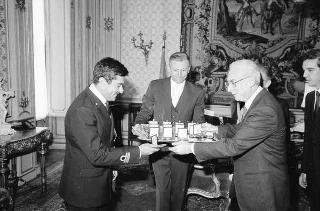 Incontro del Presidente della Repubblica Francesco Cossiga con una delegazione di allievi della Scuola CEMM di La Maddalena, in servizio di Guardia d'Onore al Palazzo del Quirinale