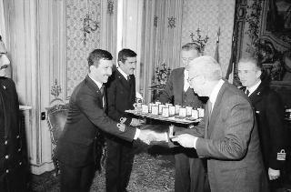 Incontro del Presidente della Repubblica Francesco Cossiga con una delegazione di allievi della Scuola CEMM di La Maddalena, in servizio di Guardia d'Onore al Palazzo del Quirinale