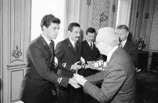 Incontro del Presidente della Repubblica Francesco Cossiga con una delegazione di allievi della Scuola CEMM di La Maddalena, in servizio di Guardia d'Onore al Palazzo del Quirinale