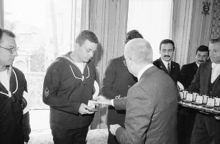 Incontro del Presidente della Repubblica Francesco Cossiga con una delegazione di allievi della Scuola CEMM di La Maddalena, in servizio di Guardia d'Onore al Palazzo del Quirinale
