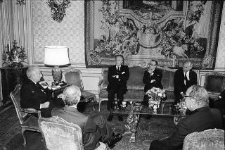 Il Presidente della Repubblica Francesco Cossiga incontra Mario Valeri Manera, presidente del Premio letterario &quot;Campiello&quot;, con gli esponenti e il vincitore dell'edizione 1985