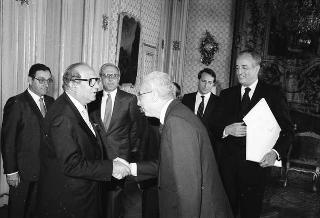 Il Presidente della Repubblica Francesco Cossiga incontra Mario Valeri Manera, presidente del Premio letterario &quot;Campiello&quot;, con gli esponenti e il vincitore dell'edizione 1985