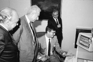 Il Presidente della Repubblica Francesco Cossiga riceve una delegazione rappresentanza della IBM Italia, per la consegna di un personal computer e di un nuovo programma applicativo