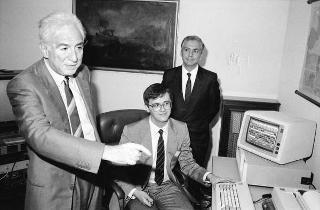 Il Presidente della Repubblica Francesco Cossiga riceve una delegazione rappresentanza della IBM Italia, per la consegna di un personal computer e di un nuovo programma applicativo