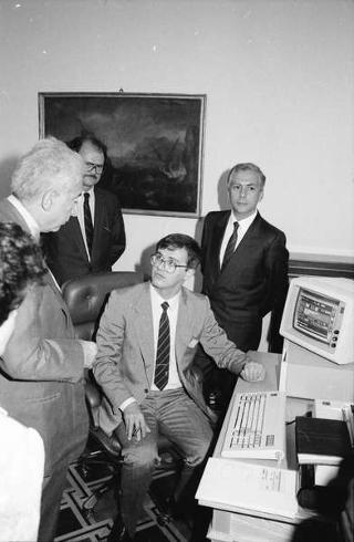 Il Presidente della Repubblica Francesco Cossiga riceve una delegazione rappresentanza della IBM Italia, per la consegna di un personal computer e di un nuovo programma applicativo