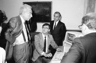 Il Presidente della Repubblica Francesco Cossiga riceve una delegazione rappresentanza della IBM Italia, per la consegna di un personal computer e di un nuovo programma applicativo