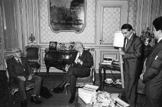 Il Presidente della Repubblica Francesco Cossiga riceve in udienza Leo Valiani e Stefano Rolando, per presentare il libro-dossier realizzato per le celebrazioni del quarantennale della Repubblica
