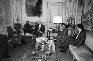 Il Presidente della Repubblica Francesco Cossiga riceve in udienza Leo Valiani e Stefano Rolando, per presentare il libro-dossier realizzato per le celebrazioni del quarantennale della Repubblica