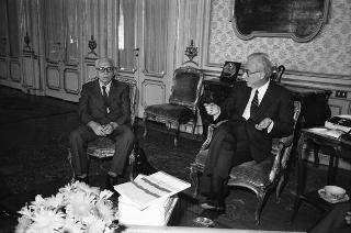 Il Presidente della Repubblica Francesco Cossiga riceve in udienza Leo Valiani e Stefano Rolando, per presentare il libro-dossier realizzato per le celebrazioni del quarantennale della Repubblica