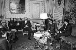 Il Presidente della Repubblica Francesco Cossiga riceve in udienza Leo Valiani e Stefano Rolando, per presentare il libro-dossier realizzato per le celebrazioni del quarantennale della Repubblica
