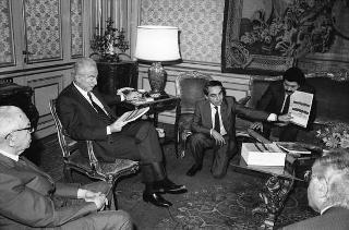 Il Presidente della Repubblica Francesco Cossiga riceve in udienza Leo Valiani e Stefano Rolando, per presentare il libro-dossier realizzato per le celebrazioni del quarantennale della Repubblica