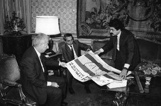 Il Presidente della Repubblica Francesco Cossiga riceve in udienza Leo Valiani e Stefano Rolando, per presentare il libro-dossier realizzato per le celebrazioni del quarantennale della Repubblica