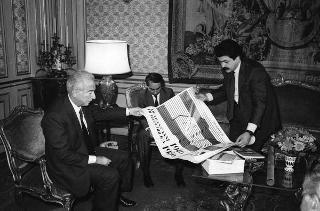 Il Presidente della Repubblica Francesco Cossiga riceve in udienza Leo Valiani e Stefano Rolando, per presentare il libro-dossier realizzato per le celebrazioni del quarantennale della Repubblica