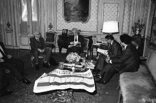 Il Presidente della Repubblica Francesco Cossiga riceve in udienza Leo Valiani e Stefano Rolando, per presentare il libro-dossier realizzato per le celebrazioni del quarantennale della Repubblica