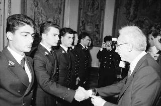 Il Presidente della Repubblica Francesco Cossiga incontra i cadetti dell'Aeronautica di guardia al Quirinale
