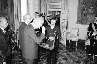 Il Presidente della Repubblica Francesco Cossiga incontra i cadetti dell'Aeronautica di guardia al Quirinale