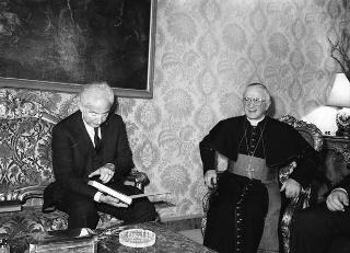 Il Presidente della Repubblica Francesco Cossiga riceve in udienza Sua Eccellenza Rev.ma il Cardinale Marco Cè, Patriarca di Venezia, con Francesco Valcanover soprintendente ai Beni artistici e Gallerie di Venezia e Carlo De Benedetti, presidente della Olivetti