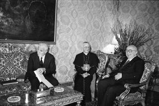 Il Presidente della Repubblica Francesco Cossiga riceve in udienza Sua Eccellenza Rev.ma il Cardinale Marco Cè, Patriarca di Venezia, con Francesco Valcanover soprintendente ai Beni artistici e Gallerie di Venezia e Carlo De Benedetti, presidente della Olivetti