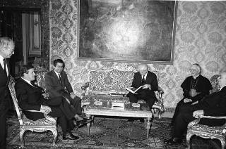 Il Presidente della Repubblica Francesco Cossiga riceve in udienza Sua Eccellenza Rev.ma il Cardinale Marco Cè, Patriarca di Venezia, con Francesco Valcanover soprintendente ai Beni artistici e Gallerie di Venezia e Carlo De Benedetti, presidente della Olivetti