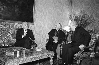 Il Presidente della Repubblica Francesco Cossiga riceve in udienza Sua Eccellenza Rev.ma il Cardinale Marco Cè, Patriarca di Venezia, con Francesco Valcanover soprintendente ai Beni artistici e Gallerie di Venezia e Carlo De Benedetti, presidente della Olivetti