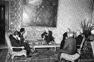 Il Presidente della Repubblica Francesco Cossiga riceve in udienza Sua Eccellenza Rev.ma il Cardinale Marco Cè, Patriarca di Venezia, con Francesco Valcanover soprintendente ai Beni artistici e Gallerie di Venezia e Carlo De Benedetti, presidente della Olivetti
