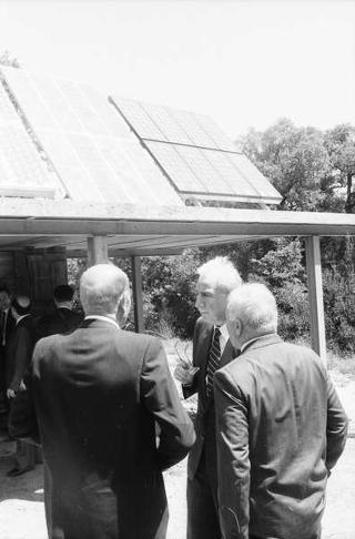 Il Presidente della Repubblica Francesco Cossiga  riceve Umberto Colombo, presidente dell'ENEA, con Evaristo Ciarla, presidente dell'amministrazione provinciale di Roma: per presentare esemplari di pannelli fotovoltaici installati nella Tenuta di Castelporziano, (Castelporziano)
