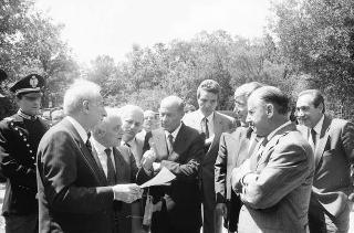 Il Presidente della Repubblica Francesco Cossiga  riceve Umberto Colombo, presidente dell'ENEA, con Evaristo Ciarla, presidente dell'amministrazione provinciale di Roma: per presentare esemplari di pannelli fotovoltaici installati nella Tenuta di Castelporziano, (Castelporziano)