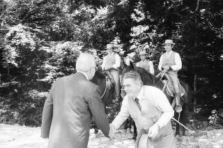 Il Presidente della Repubblica Francesco Cossiga  riceve Umberto Colombo, presidente dell'ENEA, con Evaristo Ciarla, presidente dell'amministrazione provinciale di Roma: per presentare esemplari di pannelli fotovoltaici installati nella Tenuta di Castelporziano, (Castelporziano)