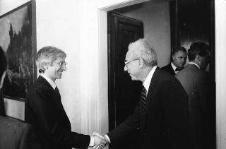 Il Presidente della Repubblica Francesco Cossiga  riceve Umberto Colombo, presidente dell'ENEA, con Evaristo Ciarla, presidente dell'amministrazione provinciale di Roma: per presentare esemplari di pannelli fotovoltaici installati nella Tenuta di Castelporziano, (Castelporziano)