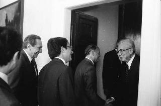 Il Presidente della Repubblica Francesco Cossiga  riceve Umberto Colombo, presidente dell'ENEA, con Evaristo Ciarla, presidente dell'amministrazione provinciale di Roma: per presentare esemplari di pannelli fotovoltaici installati nella Tenuta di Castelporziano, (Castelporziano)