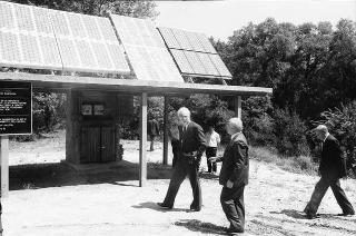Il Presidente della Repubblica Francesco Cossiga  riceve Umberto Colombo, presidente dell'ENEA, con Evaristo Ciarla, presidente dell'amministrazione provinciale di Roma: per presentare esemplari di pannelli fotovoltaici installati nella Tenuta di Castelporziano, (Castelporziano)