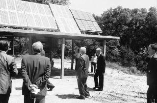 Il Presidente della Repubblica Francesco Cossiga  riceve Umberto Colombo, presidente dell'ENEA, con Evaristo Ciarla, presidente dell'amministrazione provinciale di Roma: per presentare esemplari di pannelli fotovoltaici installati nella Tenuta di Castelporziano, (Castelporziano)