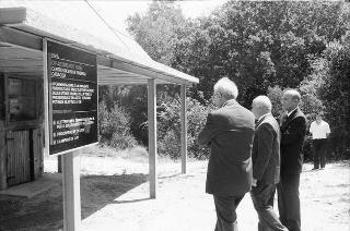 Il Presidente della Repubblica Francesco Cossiga  riceve Umberto Colombo, presidente dell'ENEA, con Evaristo Ciarla, presidente dell'amministrazione provinciale di Roma: per presentare esemplari di pannelli fotovoltaici installati nella Tenuta di Castelporziano, (Castelporziano)