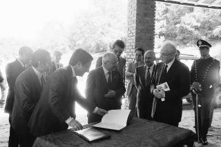 Il Presidente della Repubblica Francesco Cossiga  riceve Umberto Colombo, presidente dell'ENEA, con Evaristo Ciarla, presidente dell'amministrazione provinciale di Roma: per presentare esemplari di pannelli fotovoltaici installati nella Tenuta di Castelporziano, (Castelporziano)