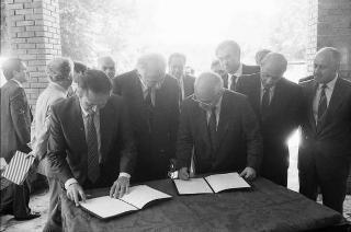 Il Presidente della Repubblica Francesco Cossiga  riceve Umberto Colombo, presidente dell'ENEA, con Evaristo Ciarla, presidente dell'amministrazione provinciale di Roma: per presentare esemplari di pannelli fotovoltaici installati nella Tenuta di Castelporziano, (Castelporziano)
