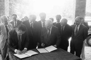 Il Presidente della Repubblica Francesco Cossiga  riceve Umberto Colombo, presidente dell'ENEA, con Evaristo Ciarla, presidente dell'amministrazione provinciale di Roma: per presentare esemplari di pannelli fotovoltaici installati nella Tenuta di Castelporziano, (Castelporziano)